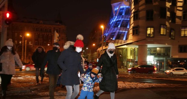 Tančící dům se rozzářil modrou barvou na podporu léčby "andělských dětí".