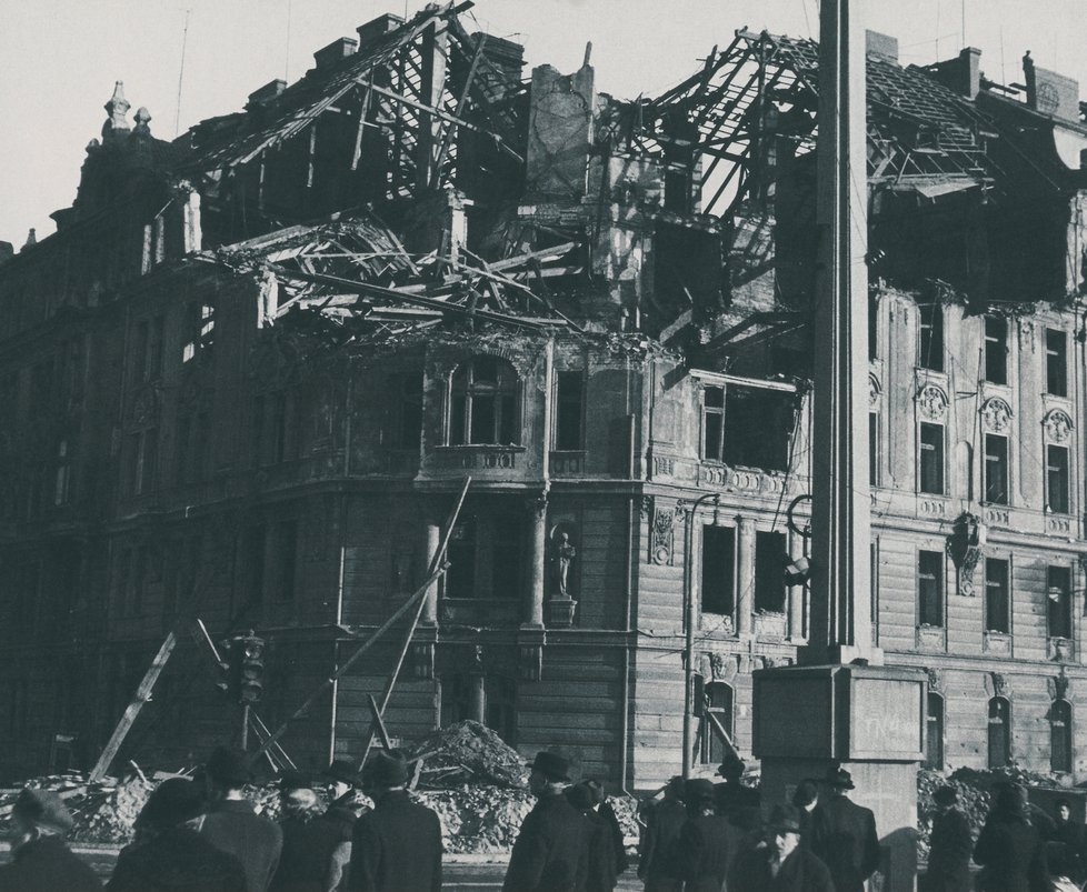 Bombardování původní dům poničilo tak, že musel být stržen