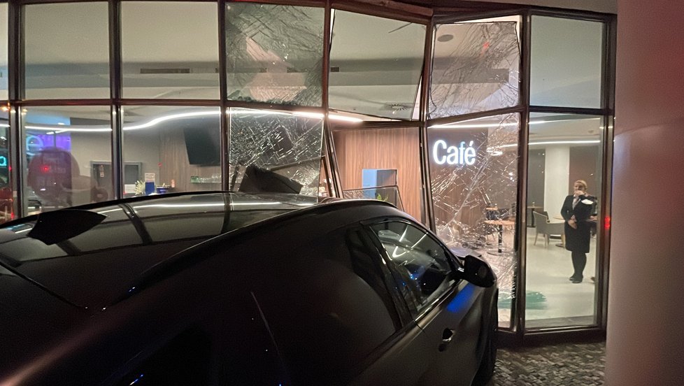 BMW s frajerskou SPZ vysklilo výlohu kavárny Tančícího domu (26. října 2021).