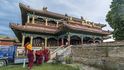Lamové z kláštera Amarbajasgalant před hlavním chrámem Cchogčhen připravují přestavbu chrámového interiéru pro slavnost cam