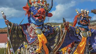 Rituální obřad v širých pláních Mongolska aneb Tanec bohů v klášteře Amarbajasgalant