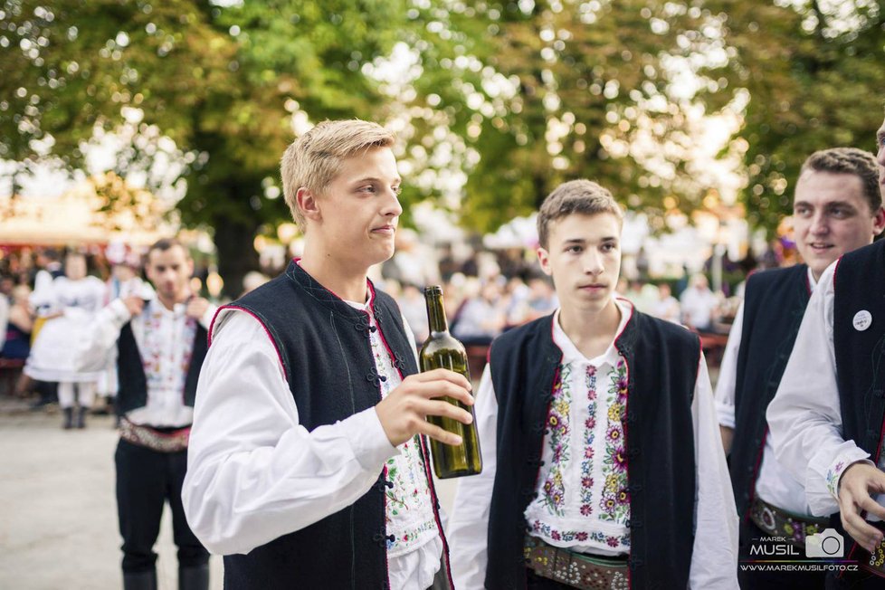 Po večeři se jde zpět na sólo (taneční plac, kde zábava probíhá) a tancuje se do tří hodin do rána. V průběhu tance chodí členové místní chasy a prodávají tzv. sóla, což znamená, že mají talířek, ve kterém  jsou ručně vytvořené mašličky, a lahev vína se skleničkami.