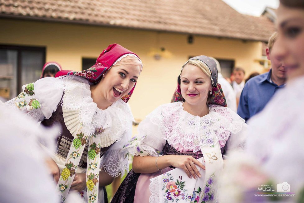 Chodí mezi tančícími páry a vždy nějaký zastaví a kluk zaplatí částku, jakou chce a na jakou si tanec s dívkou cení. Vezmou si mašličky a vzájemně si je připnou na kroj a pak dostanou víno. Všichni zajuchají, víno vypijí, skleničky vrátí a tancují dál.