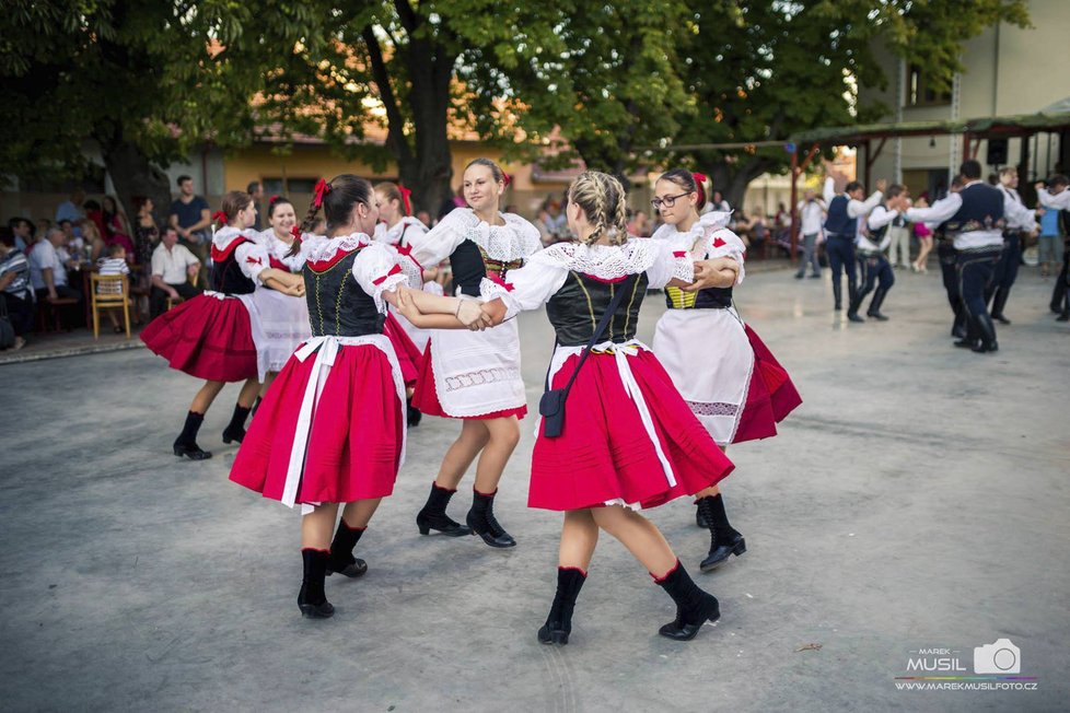 Počet lidí je na podobných akcích, jako byla ta nedělní, v řádu stovek, ale přesně se počet spočítat nedá, krojovaní totiž za vstup neplatí, pouze se zapisuje počet zástupců z okolních vesnic na májku. Tím pádem nevznikají ani nijaké statistiky celkového počtu návštěvníků, řekla Bára P.