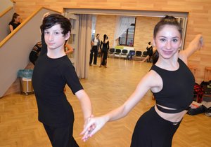Nadějný český taneční páreček Veronika a Honza Petrášovi během každodenního tréninku.