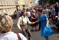 Centrum Prahy ovládla prvorepubliková párty. Lidé tančili mezi veterány
