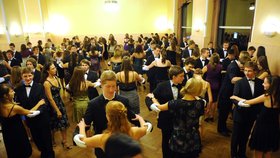 Taneční si letos středoškoláci užijí bez roušek