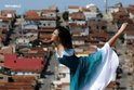 Její jméno zní Vitoria Buenová (18) a mohla by být inspirací každému z nás. Od svého narození v malé brazilské vesničce Santa Rita do Sapucaí sice nemá ruce, ale ani to jí nezabránilo ve splnění jejího snu – stát se baletkou!