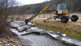 Vodohospodáři rozbíjejí ledové kry na řekách a potocích jižní Moravy.