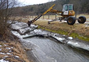 Vodohospodáři rozbíjejí ledové kry na řekách a potocích jižní Moravy.