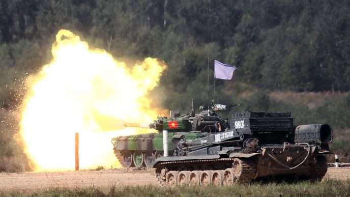 Vojenská oblast Alabino nedaleko Moskvy hostí další ročník tankového biatlonu.