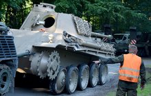 Německý senior s tankem ve sklepě: Dostal podmínku a pokutu 6,5 milionu!