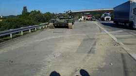 Na D35 ve směru z Olomouce na Hranice spadl z návěsu tank 