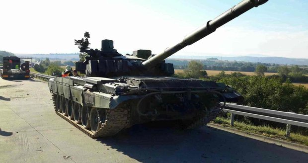 Vojákům spadl z návěsu tank: Na dálnici z Olomouce se tvoří kolony