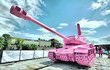 David Černý jiný růžový tank vozil po světě.