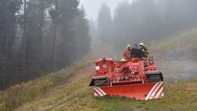 Kabinku z kopce vytáhli hasiči tankem.