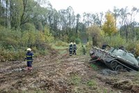 Tank zapadl v bažině v Havířově: Ven mu pomáhala speciální technika