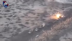 Zničený konvoj ruských tanků. Záběry pořídily ukrajinské drony