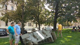 Tank okupantů se na výročí vrátil do Prahy: Na náměstí Kinských ho umístil výtvarník David Černý