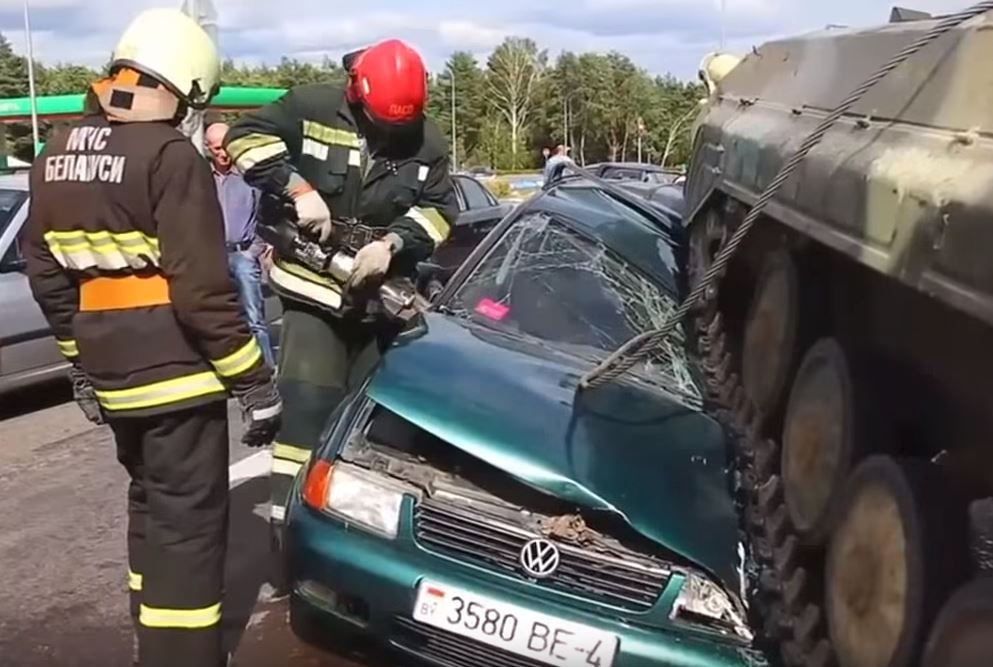 Tak dopadlo auto po střetu s tankem.