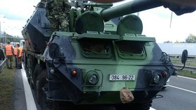 Vojenská tatra a tank na Pražském okruhu: Sešrotovaly osobák
