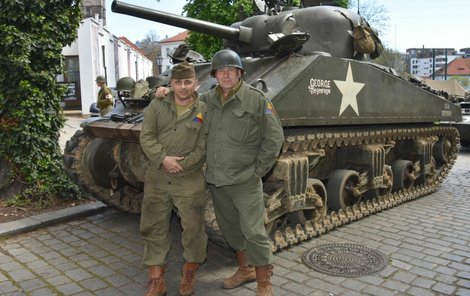 2023 Pavel Rogl (vpravo) a Jan Šulc u tanku při oslavách v Plzni.