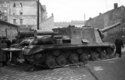 ISU-152 se osvědčil i při bojích ve městech, kde se obvykle držel ve druhé linii a podporoval těžké tanky před sebo