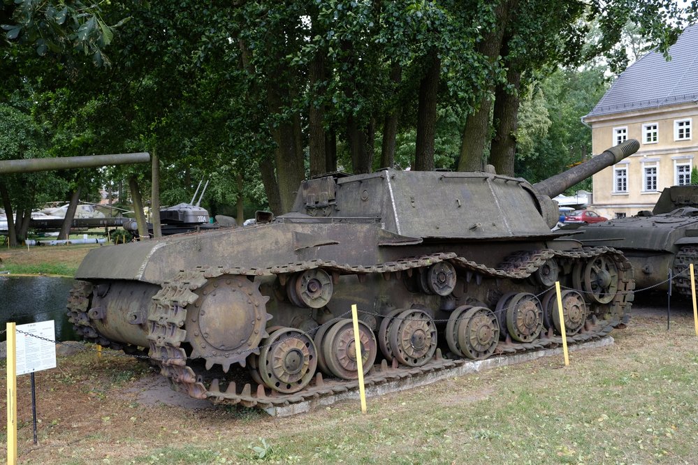 SU-152 bylo samohybné dělo postavené na podvozku tanku IS