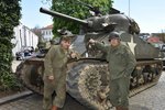 Pavel Rogl (vpravo) a Jan Šulc (45) u tanku při oslavách v Plzni.