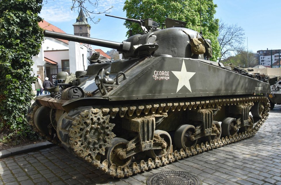 Roglův tank Sherman M4A4 na oslavách v Plzni.