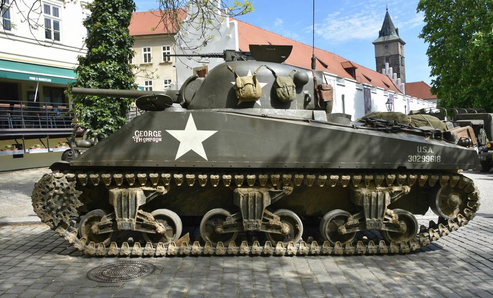 Roglův tank Sherman M4A4 na oslavách v Plzni.