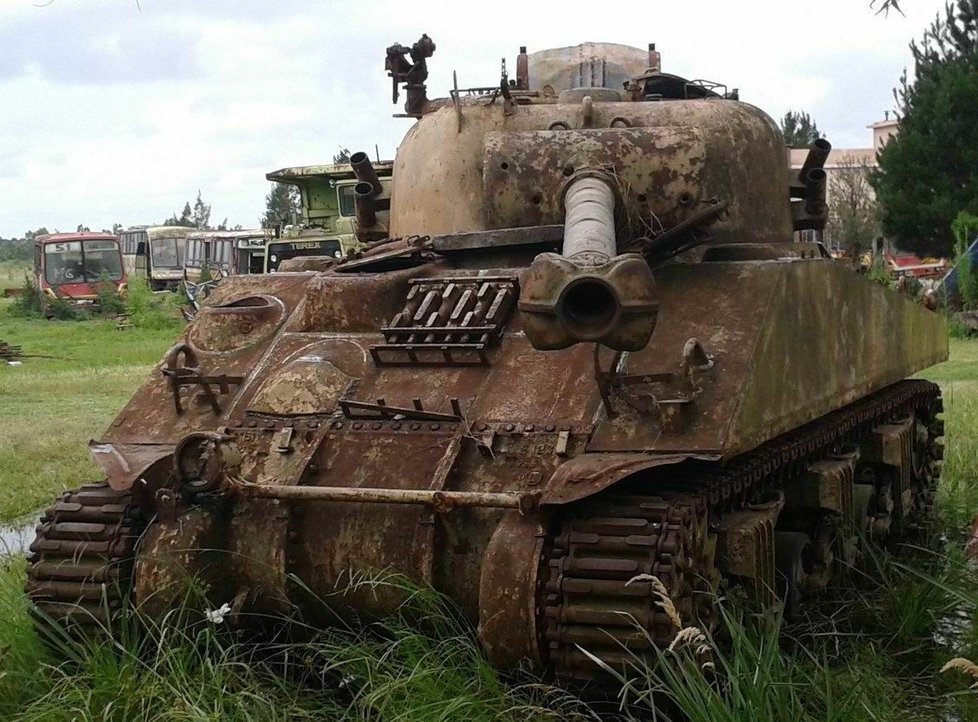 Tank na šrotovišti v Buenos Aires v Argentině.