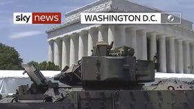 Dřevotřískové desky pod obrněným tankem americké armády během příprav na vojenskou přehlídku ve Washingtonu D.C.