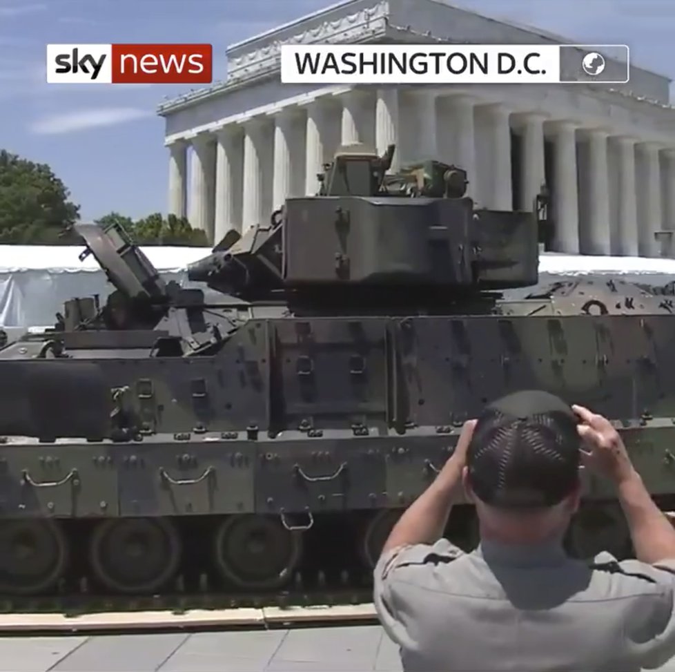 Dřevotřískové desky pod obrněným tankem americké armády během příprav na vojenskou přehlídku ve Washingtonu D.C.