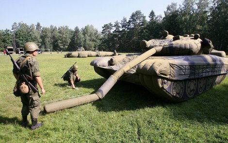 V tuto chvíli je hlaveň tanku ještě poněkud ochablá. Stačí tanku přidat trochu vzduchu a stroj bude vypadat jako opravdový.