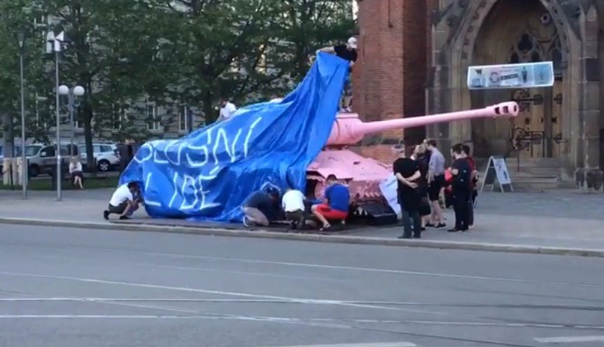 Hnutí Slušní lidé překrylo loni růžový tank Davida Černého na Komenského náměstí v Brně modrou plachtou.