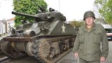 Pavel vypiplal vrak tanku: Je z něj jediný pojízdný Sherman u nás, zastavil v Plzni