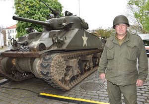 Pavel Rogl (57) u svého již opraveného tanku Sherman.