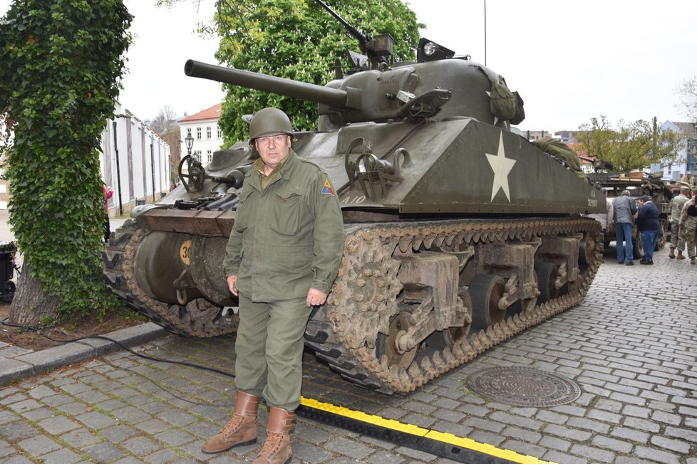 Pavel Rogl (57) u svého již opraveného tanku Sherman.