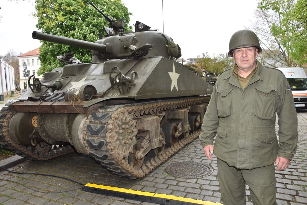 Pavel Rogl (57) u svého již opraveného tanku Sherman.