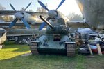 Nový přírůstek ve sbírce letecké a vojenské techniky, tank T-34. Zatím našel místo pod křídlem letounu Iljušin Il-18.