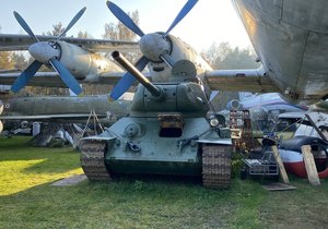 Nový přírůstek ve sbírce letecké a vojenské techniky, tank T-34. Zatím našel místo pod křídlem letounu Iljušin Il-18.
