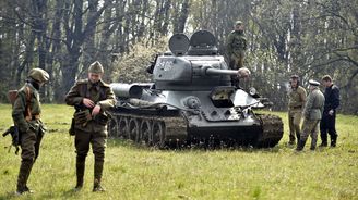 FOTO: Rekonstrukci bitvy ozdobil legendární tank T-34 i další vojenská technika