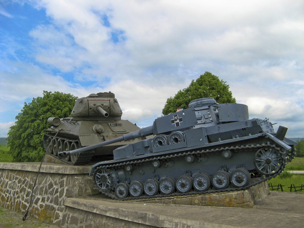 Památník bitvy v Dukelském průsmyku z druhé světové války, T-34/85 s německým Panzerem IV J (vpravo)