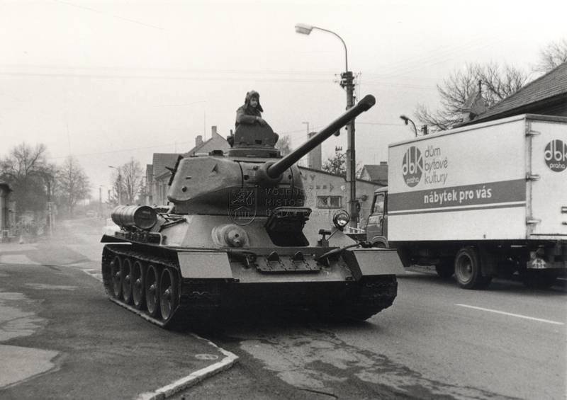 Tank T-34/85 ze sbírek Vojenského historického ústavu na přesunu