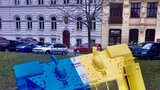 Už není růžový, zelený, ale modro-žlutý! Tank v Praze na Smíchově přetřel výtvarník Černý na podporu Ukrajiny