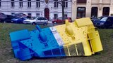 Už není růžový, zelený, ale modro-žlutý! Tank v Praze na Smíchově přetřel výtvarník Černý na podporu Ukrajiny