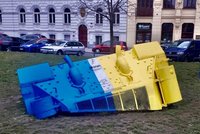 Už není růžový, zelený, ale modro-žlutý! Tank v Praze na Smíchově přetřel výtvarník Černý na podporu Ukrajiny