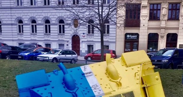 Už není růžový, zelený, ale modro-žlutý! Tank v Praze na Smíchově přetřel výtvarník Černý na podporu Ukrajiny