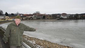 Petr Šefčík (70) ukazuje, kam spadl tank do rybníka.
